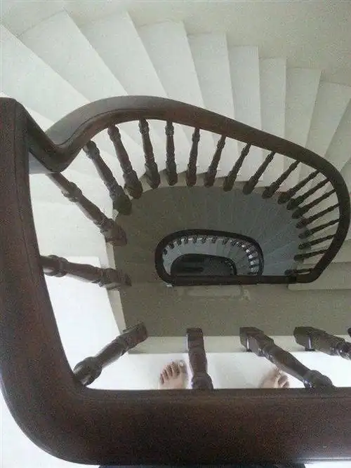 事实上,无论是悬挂式还是在楼梯上的,这2种工法都有人使用,原po夹中