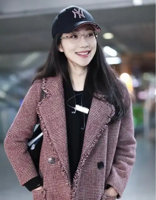 韩雪街头被偶遇,戴眼镜文艺女神范迷人,娱乐圈"清流"仅此一位