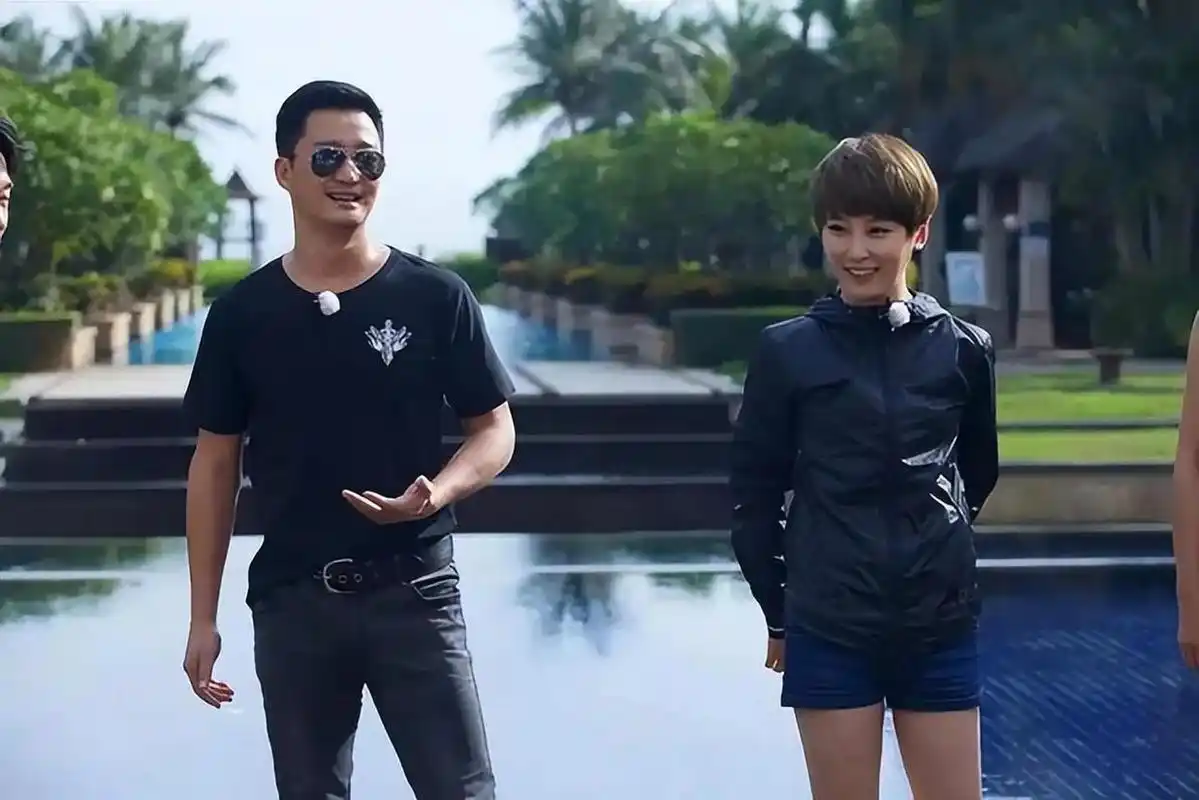 2021年,吴京和谢楠参加节目,导演检查行李时发现吴京带了三个安全套