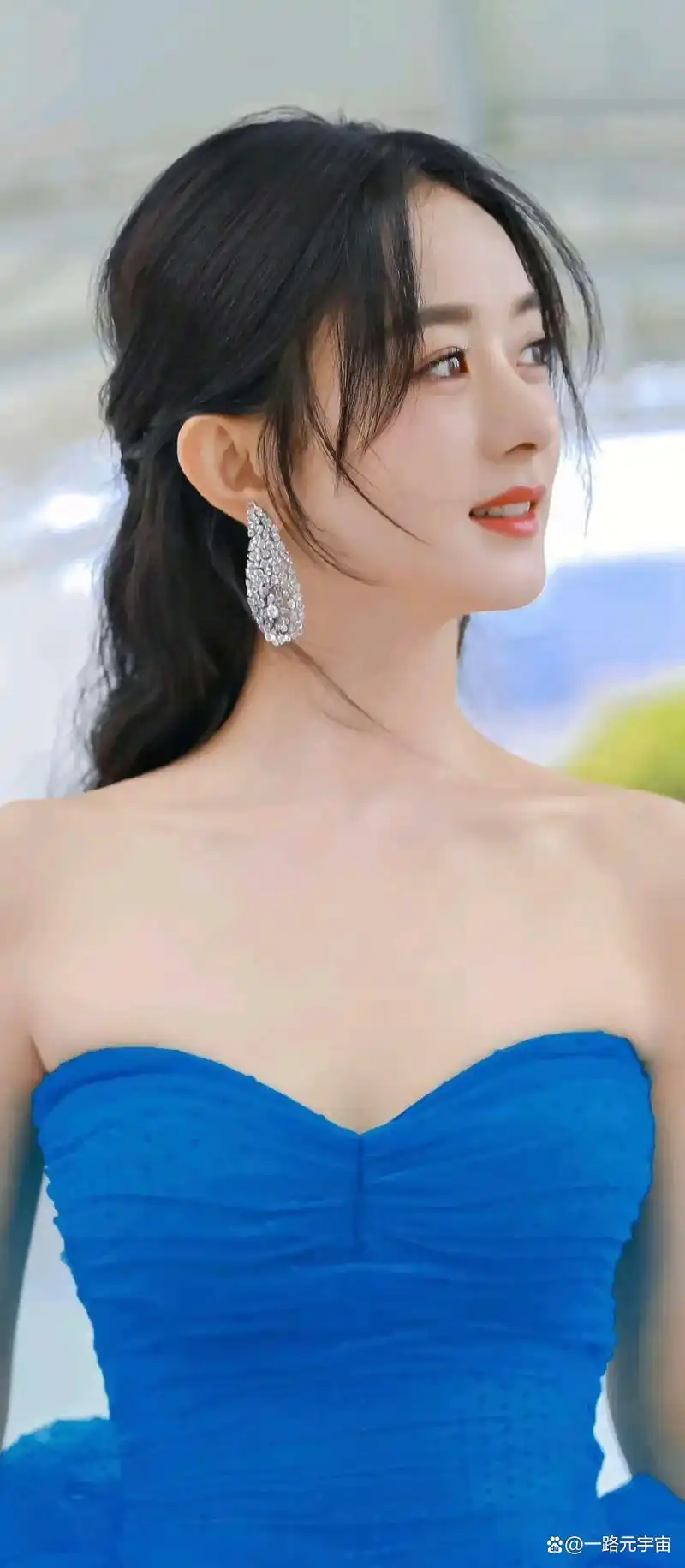 赵丽颖蓝色礼服美出新高度