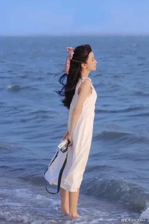 性感美女时尚写真海边少女吊带白裙长发飘飘清纯唯美迷人