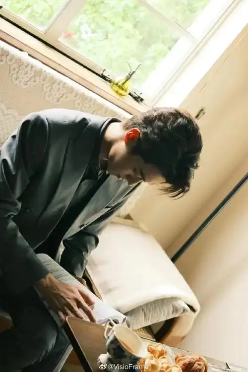 许凯ins营业照##许凯好绝的侧颜