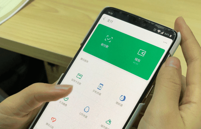 新来的同事每天朋友圈里晒吃喝,周末美甲spa各种败家行程,让我不禁