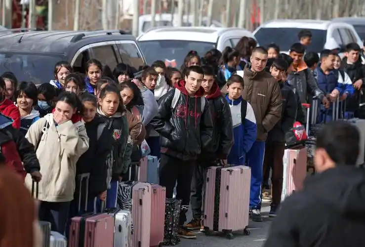 情暖昆仑雪山返校路_西合休乡_叶城县_新华社