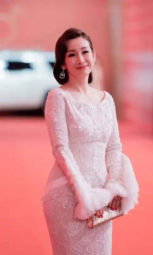 秦海璐饿三天才勒出小细腰,但忽略了脸上皱纹,好在她从不在意!