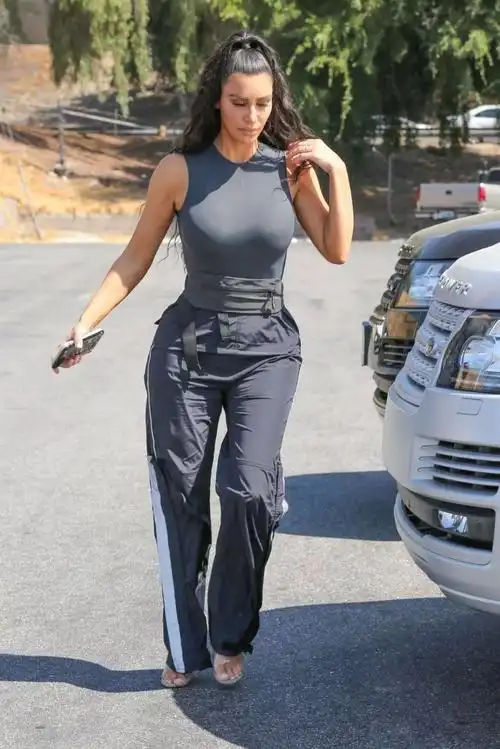 kimkardashian紧身衣出街凸显身材新香水每分钟赚百万美元
