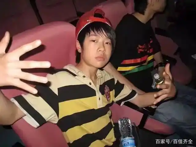 王一博小时候童照与现在的照片对比,变化有点大,各位粉丝们,你们有认