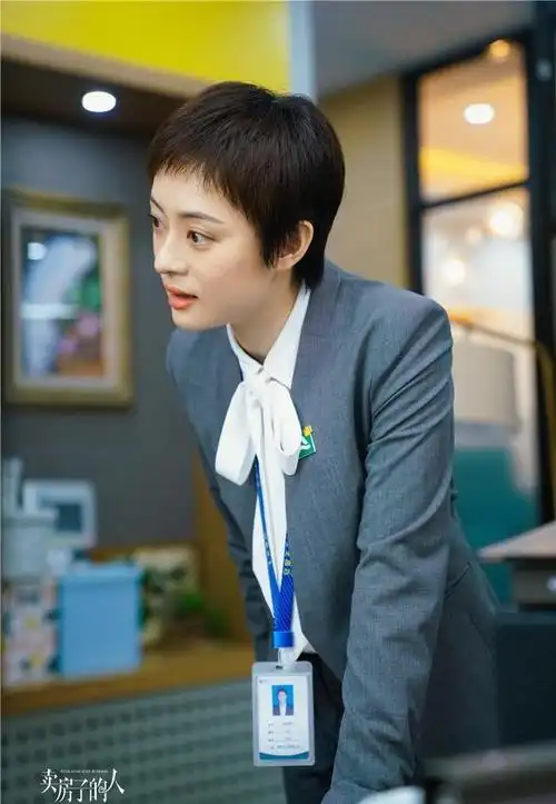 孙俪剧照发布,小西装穿出职场女人从容笃定,干练帅气范