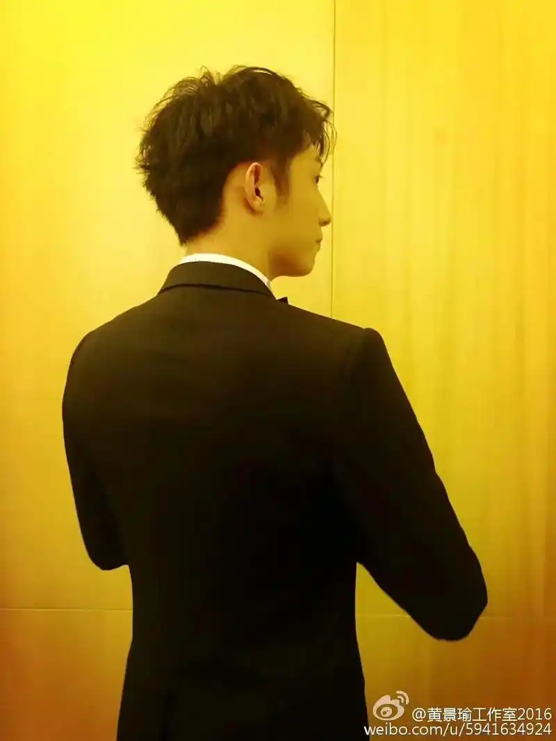 全世界最好的鲸鱼宝宝.#黄景瑜侧颜图 谁懂啊  95光是背影 - 抖音