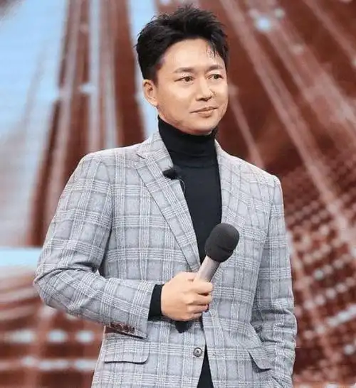 说来,他今年年龄已经快50岁了,只是,刘奕君比同龄的男演员更加年轻