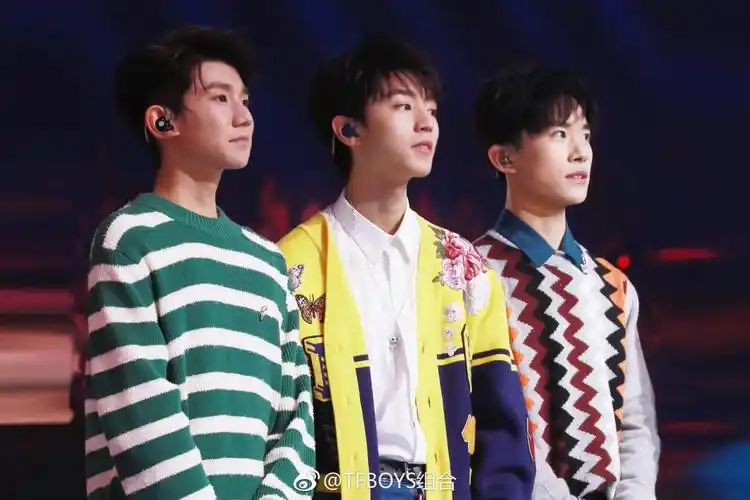 tfboys 《我们的时光》 tfboys作为零点压轴出场,瞬间引爆了现场品照