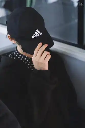 丁程鑫现身北京机场 all black穿搭休闲又帅气!