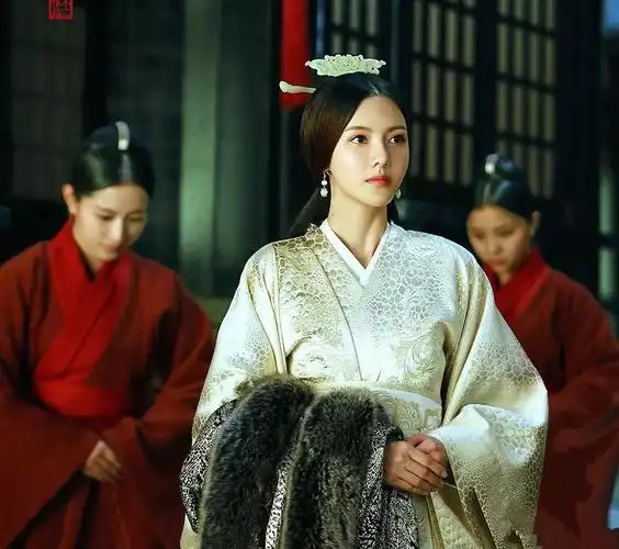 汉朝女老板请穷青年喝酒,人们都笑她傻,她却偷着乐:我是为报仇