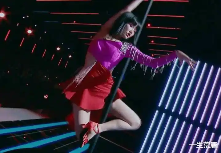 跳钢管舞,金晨被黄龄的裙子盖脸,她的救场动作,第一不是白来的_表演