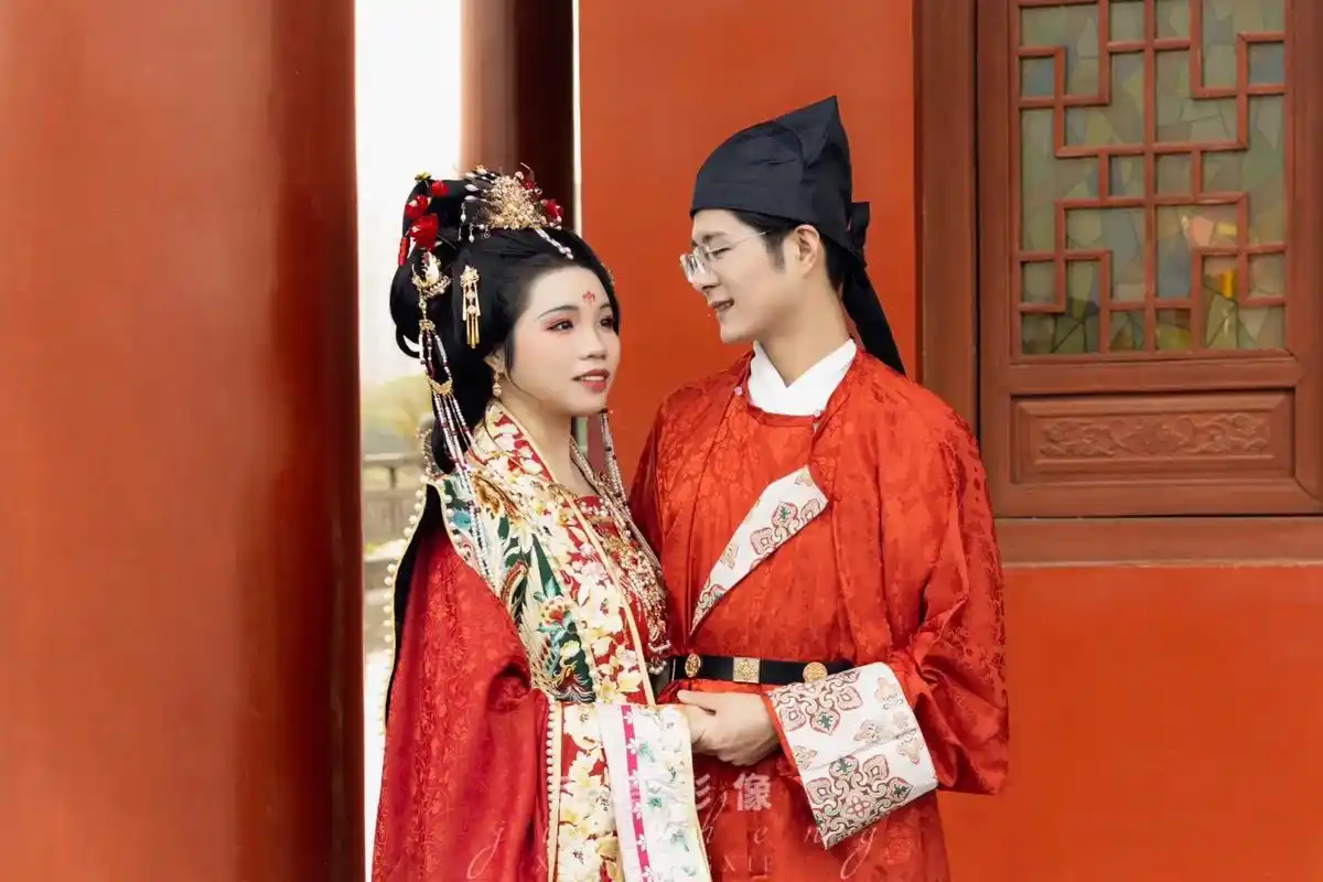 妆造@香甜可口一只梨  道具@是小麦呀(营业中)  #汉服婚纱照 #凤冠