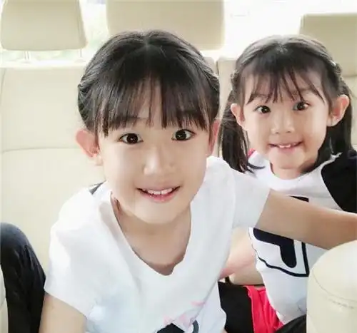 继黄磊女儿后,陆毅女儿也戴耳环了,比多多3万块的耳环更"贵"