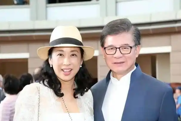 霍启刚陪妻儿看剧,朱玲玲罗康瑞也在,两对夫妻都恩爱得令人羡慕