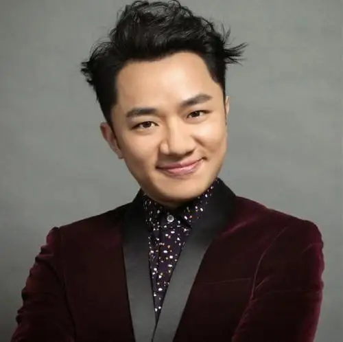 个人生活 2010年11月10日,王祖蓝在新浪微博宣布公开与李亚男的恋 ..