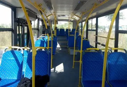 喜欢公交车最后一排正中央的位置,很有王者气度.