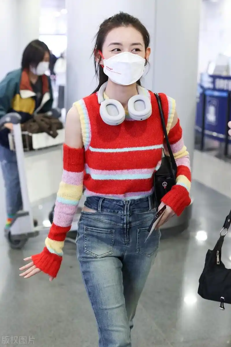 蒋依依机场街拍,红色条纹马甲 紧身牛仔裤青春靓丽!