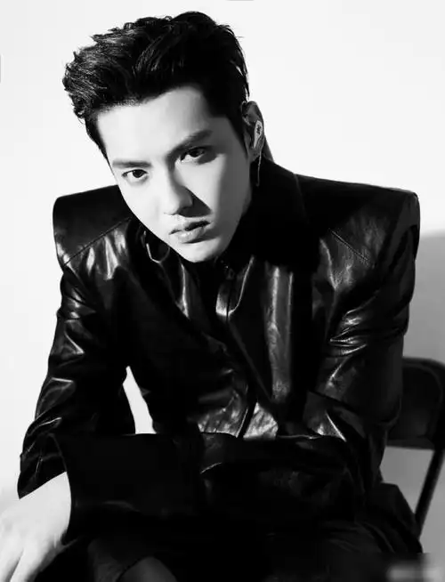 王源身穿黑色金边西装外套搭配黑色领结,整身搭配看起来隆重又精致