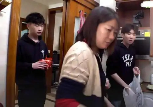 王源对妈妈拽英文用词差点乱了辈分被妈妈用方言教训皮痒了