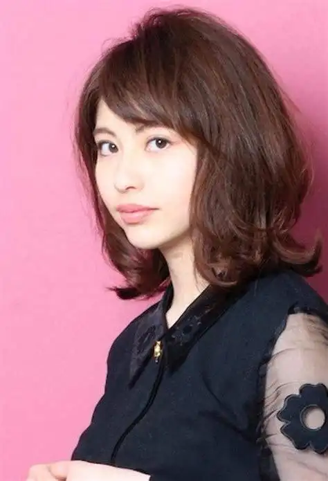 方形脸女生适合修剪什么样刘海 好看有气场的女生精剪发设计(3)_发型