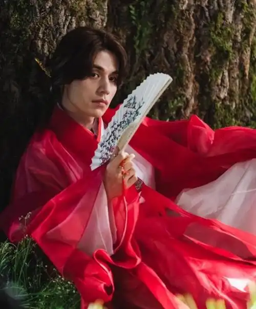 九尾狐传李栋旭人设解密天界横着走的狐狸红伞是初恋礼物