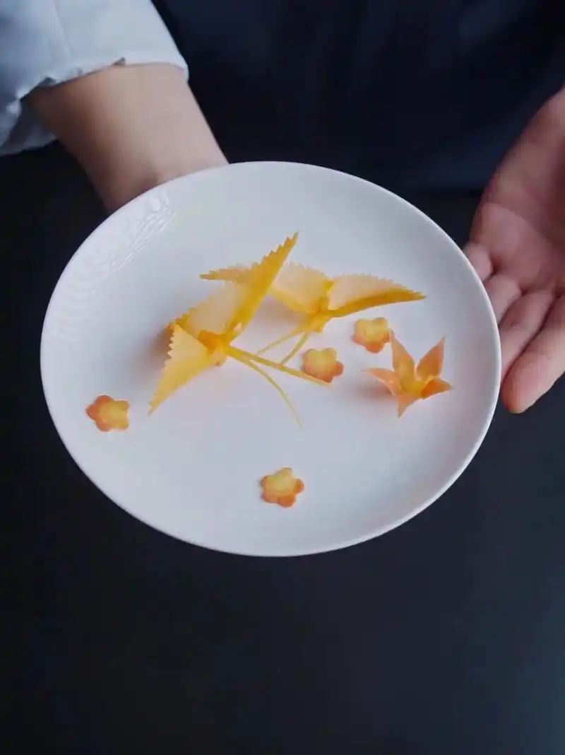 简单实用的摆盘雕刻 一个简单的胡萝卜 也可以做出高大上的摆盘哦