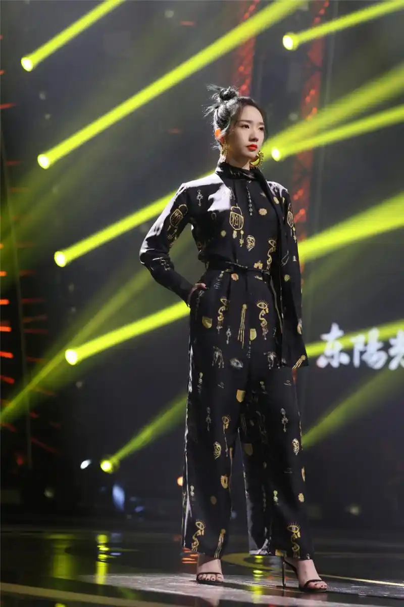 孟美岐的一字带高跟凉鞋,宛如水晶般闪耀,展现出无尽的优雅与美丽.