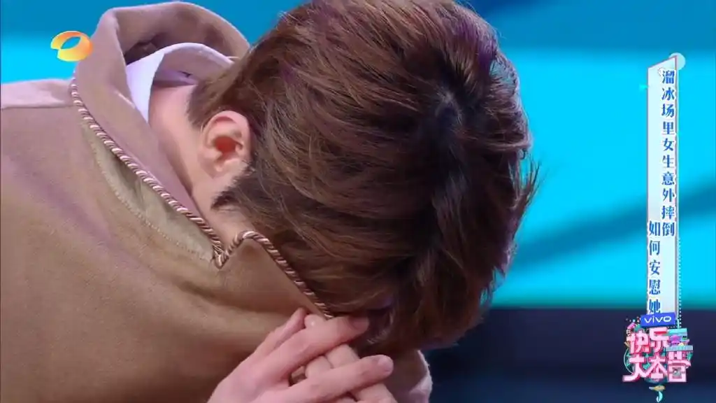 蔡徐坤新闻200225蔡徐坤快本完整预告出炉用外套捂脸的害羞坤