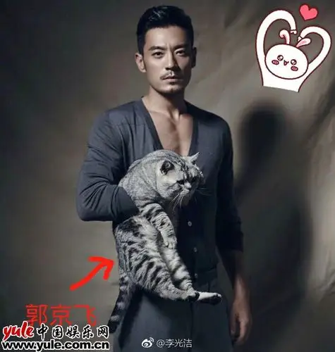 李光洁晒吸猫旧照胸肌抢镜 给猫取名郭京飞