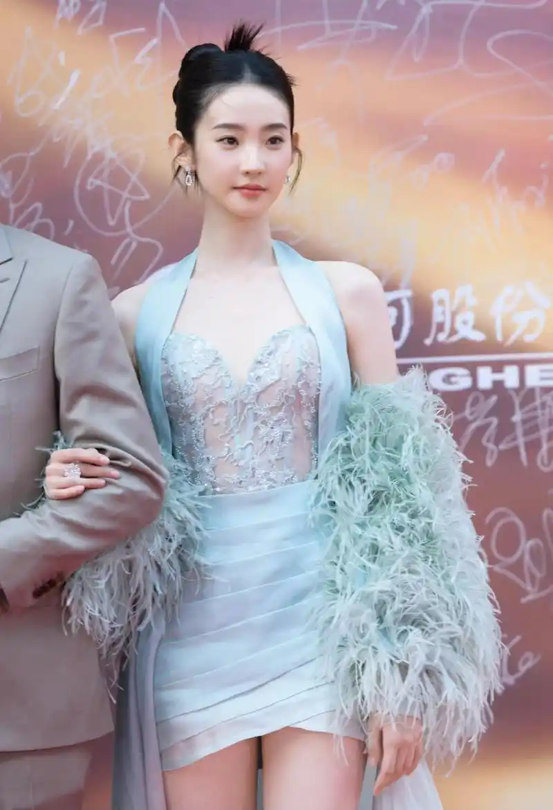 1,王嘉尔还是很在意自己的身高,他喜欢找没自己高的女生.