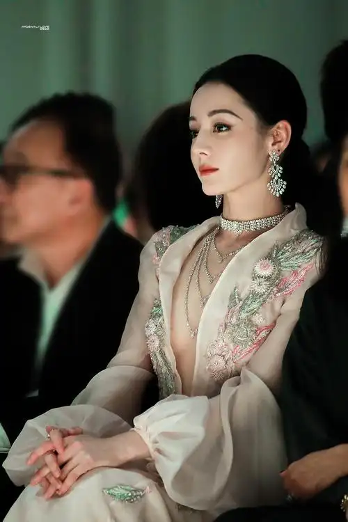 这一夜,女明星又出神图!热巴腰臀比,娜扎透视美学,倪妮太超纲