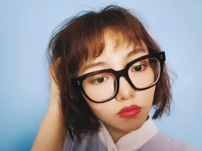 戴眼镜的女孩