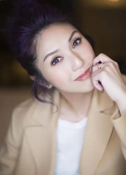 之后杨千嬅便把更多精力放在电影上,2002年,杨千嬅凭借电影《新扎师妹