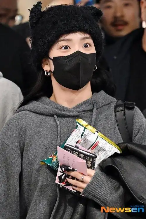 kimjisoo超话#金智秀幸福指数103%#240209 icn机场入境 新闻图 4p智秀