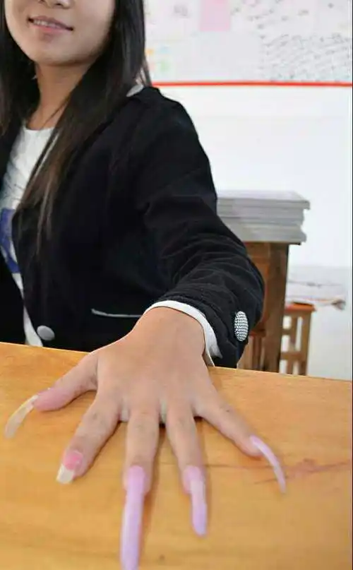 我姐姐的超长指甲你们觉得怎么样,我想剪掉她的指甲应该怎么做,怎么劝