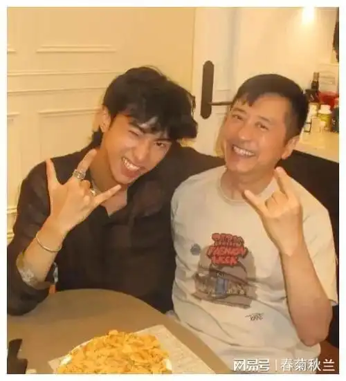 伊能静庾澄庆罕见同框祝儿子初舞台,网友:真是活久见的一幕