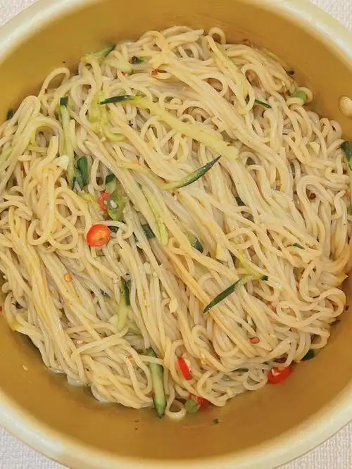 夏天吃凉面清爽可口跟店里卖的一样的味道