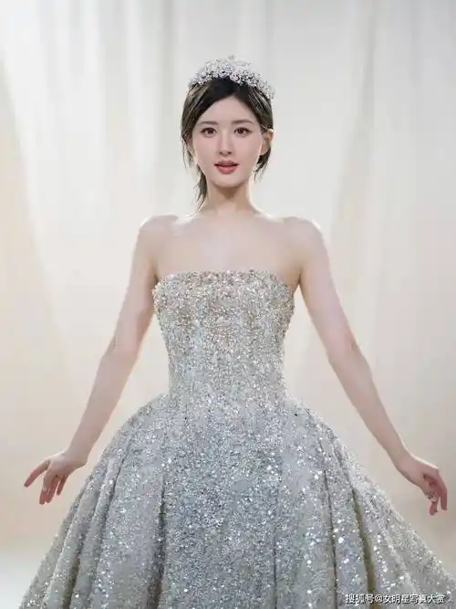 【赵露思写真美图】银色碎钻公主裙,高贵甜美,成都生日见面会_表演