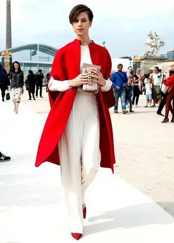 红色上衣与白色裤装,裙装的搭配也很受欢迎,好好选择吧.