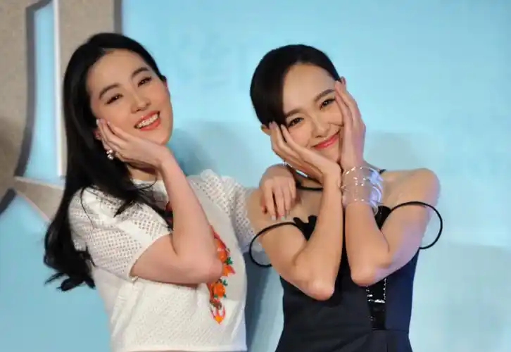 刘亦菲32岁生日,唐嫣坚持五年送祝福,年年都是别出心裁