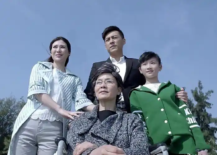 42岁靳东一家近照,独宠娇妻15年,儿子和爸爸长得一模一样