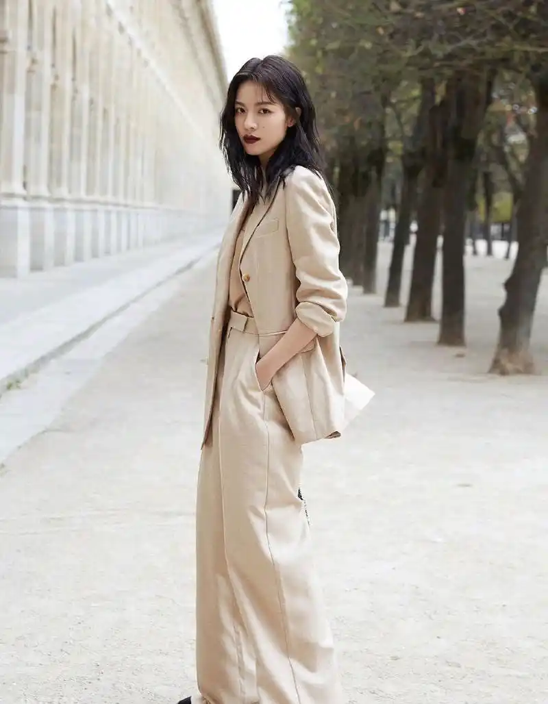 钟楚曦的街拍look,把西装穿的如此慵懒随性潇洒自在