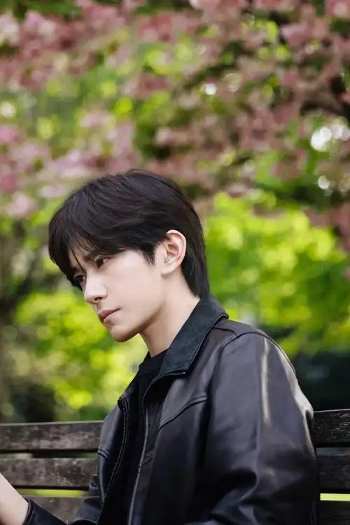 易烊千玺散步望樱花##易烊千玺樱花少年