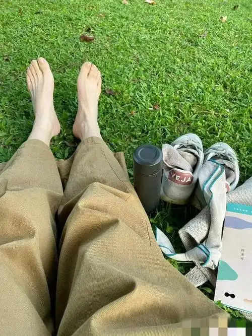 田馥甄:草坪光着脚丫子看书,脚上青筋爆出能看出来,确实老了|中国话