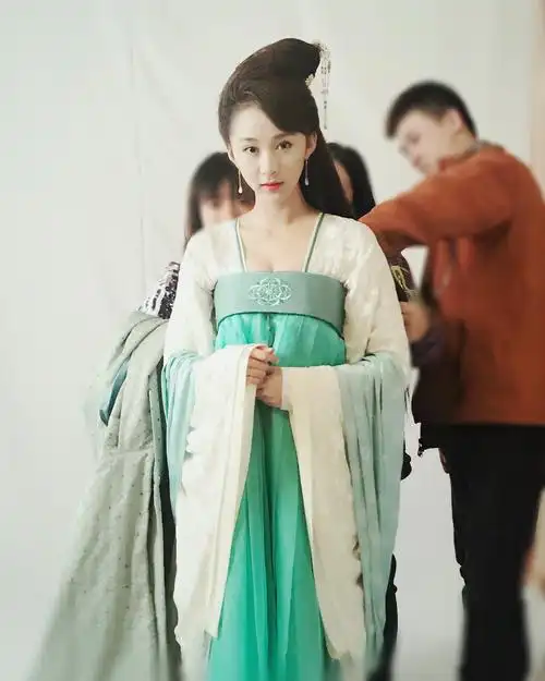 由周晓鹏执导,缪娟编剧,吴倩,郑业成,宋奕星领衔主演的反套路古装探案