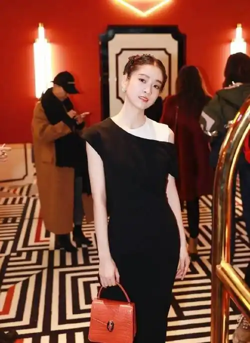 "张雪迎身穿复古连衣裙叉腰摆出优雅的造型,脚踩黑色绑带高跟鞋露小细