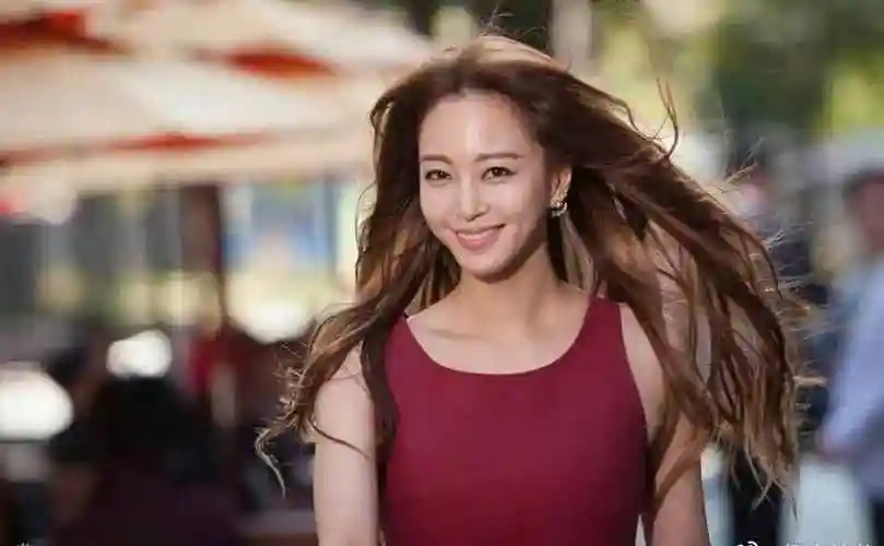 2013年,yg公司娱乐相关负责人公布韩艺瑟与yg制片人朴洪俊(teddy)的